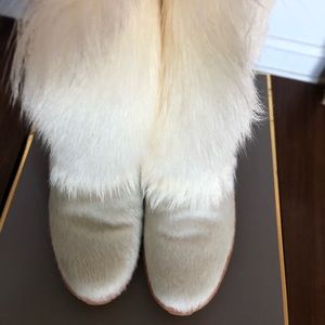 Oscar sport white furry boots